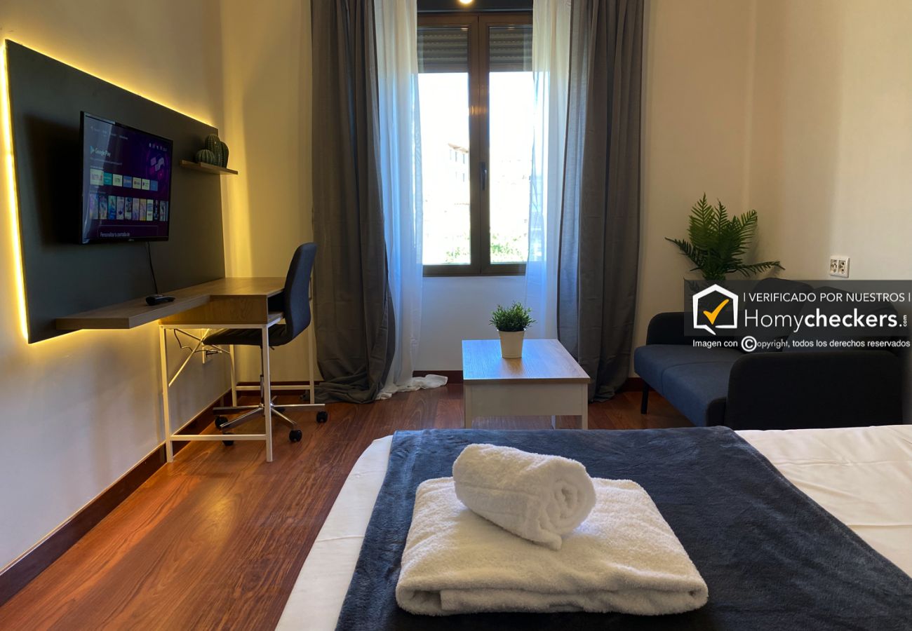 Alquiler por habitaciones en Salamanca - | HomyRooms H3 | Habitación Delux | Baño Privado |