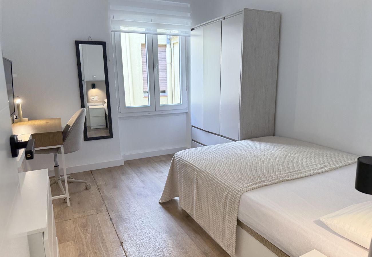 Rent by room in Salamanca - | Habitacion Rua 4 | Interior | Baño Compartido 