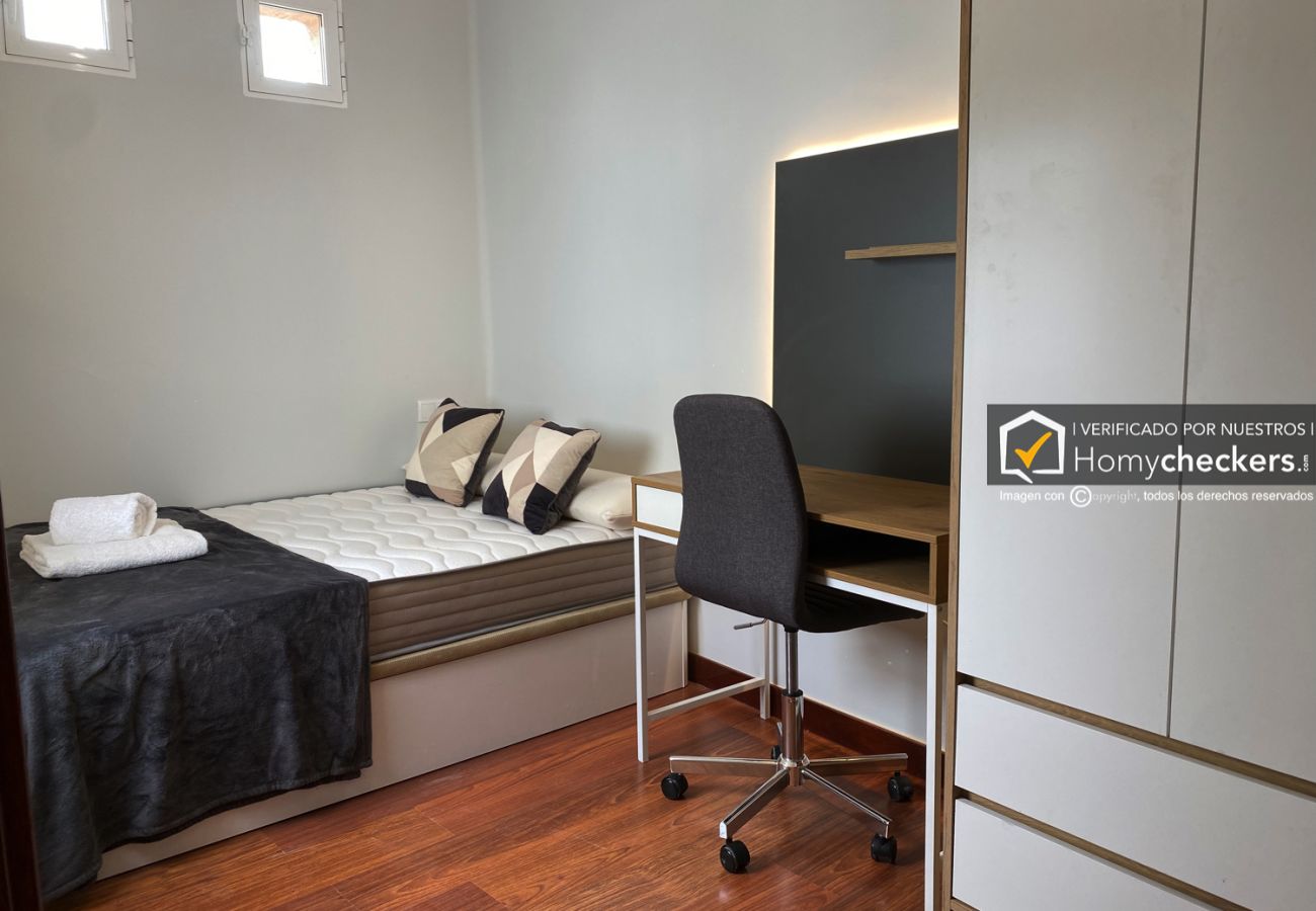 Rent by room in Salamanca - | Habitación España 3H6 | Interior | Baño Privado 